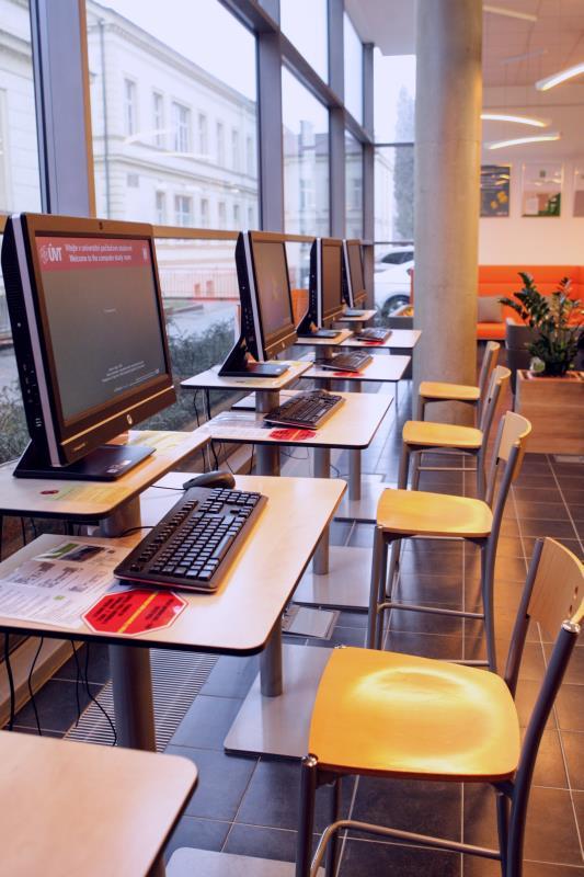 Akvizice časopisů pro ostatní pracoviště a DK Pracoviště Cena 2016 Cena 2015 Ústav antropologie 2 963 6 831 Botanická zahrada 3 703 3 619 Děkanát 19 959 8 152 Ústřední knihovna 193 521 107 698 Celkem