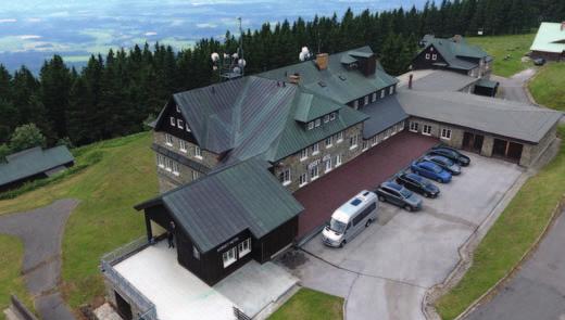 Ještě vzrušeněji se vedly poté, co radní loni v létě rozhodli o tom, že se do hotelu dočasně jezdit nebude. Chtěli jsme si totiž být jistí, že děti z Prahy 10 jezdí do bezpečného a pohodlného hotelu.