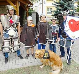 Dopoledne jsme vybarvovali mandalu, na odpoledne naplánovali pobyt na dětském hřišti, kde jsme si malovali na tabuli, házeli na koš a povídali si.
