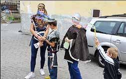 Zaparkovali jsme u domu kultury, teta s Vanesou a Míšou šla koupit lístky a my ostatní jsme čekali na dětském hřišti na lavičkách.