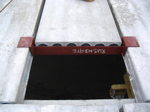 100 mm na strop podzemní prostory. c) Na vodonepropustný polystyren XPS bude jako povrchová ochrana natažena cementová stěrka vyztužená sklotextilní mřížkou v jedné vrstvě.