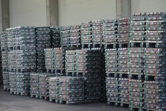 Slitiny na bázi Al Aluminium Alloys / Legierungen auf Al-Basis Slitiny hliníku jsou vyráběny za použití nejmodernější technologie tavení v rotačních