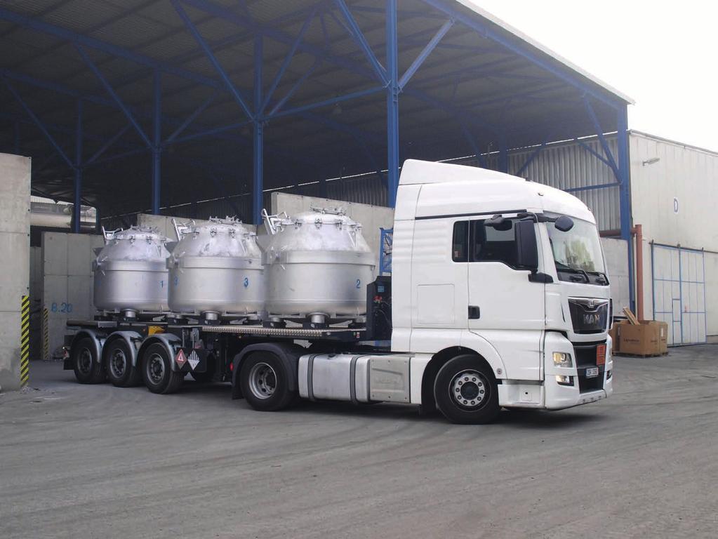 Dodávky tekutého hliníku Supply of liquid aluminium / Lieferung von flüssigem Aluminium Vedle výroby ingotů disponuje společnost od roku 2015
