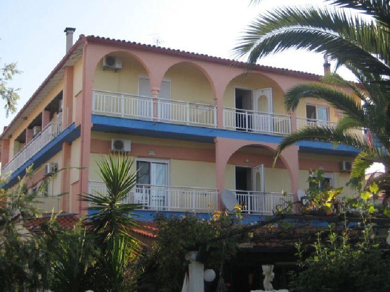 Řecko Toroni aparthotel Sakis Poloha: hotelový komplex Sakis se nachází v klidné části letoviska Toroni u nádherné písečné pláže s členitým pobřežím, kterou od ubytování dělí pouze místní komunikace.