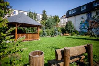 Studentům slouží botanická zahrada, ovocný sad, školní arboretum s učebnou v přírodě a s obnoveným jezírkem, revitalizovaný parčík kolem památné lípy, školní zahrada s nově pořízenými lavičkami, nové