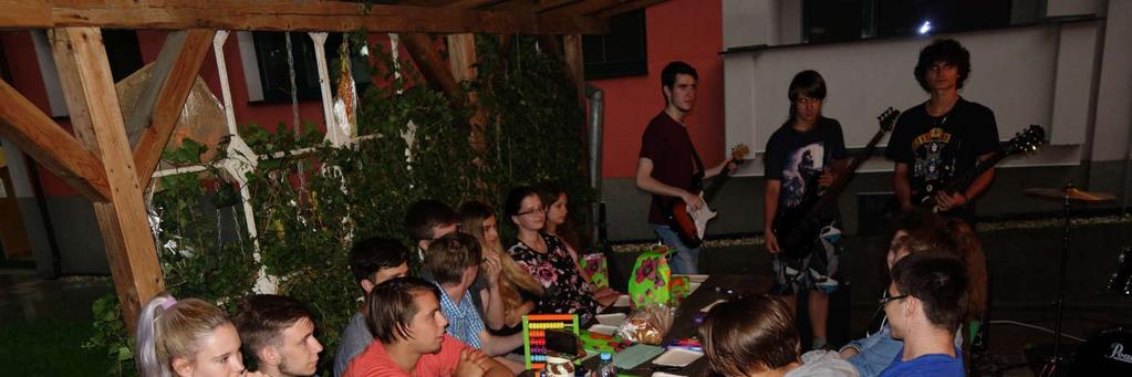 Rozloučení se školním rokem na domově mládeže Protože se blíží závěr školního roku, udělali jsme si hezký večer pod pergolou na zahradě domova mládeže.