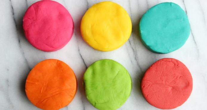 Náš další experiment bude: Budeme potřebovat: - Hrnek hladké mouky - 2 polévkové lžíce rostlinného oleje - půl hrnku soli - 1 balíček potravinářského barviva v