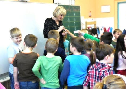 1. A Jsme čtenáři! Prvňáčci právě dočetli již 2. díl Slabikáře a zvládli už všechna písmenka.