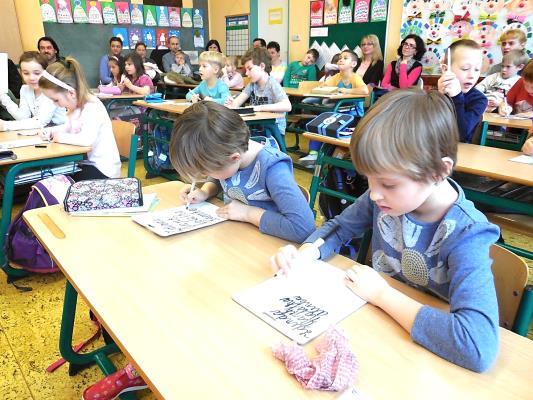 Předškoláci se byli podívat na besídce, naše vystoupení je zavedlo mezi Šmoulíky.