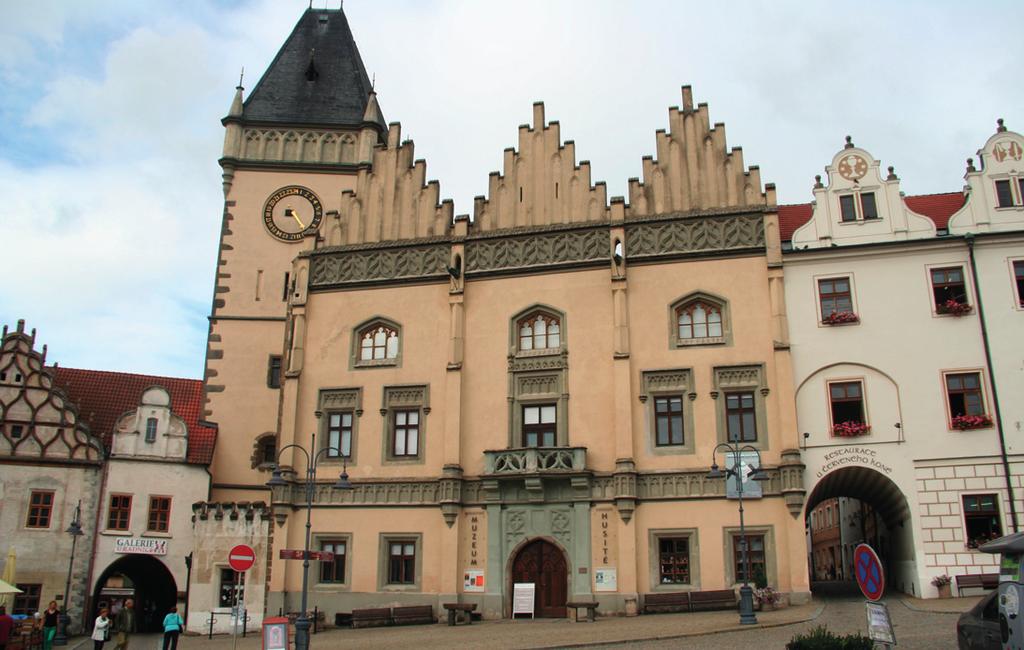 Z doby založení, která se uvádí někdy mezi lety 1415 21, jsou patrné pozdně gotické konstrukce a artefakty, zejména zaklenutí gotického sálu prvního patra a například znak města Tábora.