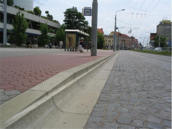 1.3. Vozový park V současné době mezi nízkopodlažními vozidly převládají malé autobusy, které jsou nasazované především na linky se slabší frekvencí.