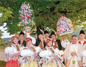 Babička všemu nasadila pomyslnou třešničku na dortu - když se na roznášení koláčků oblekla do kroje a podpořila tak vnučky. Rodina Zahrádkova pochází z Velehradu, proto vyšla ve velehradském kroji.