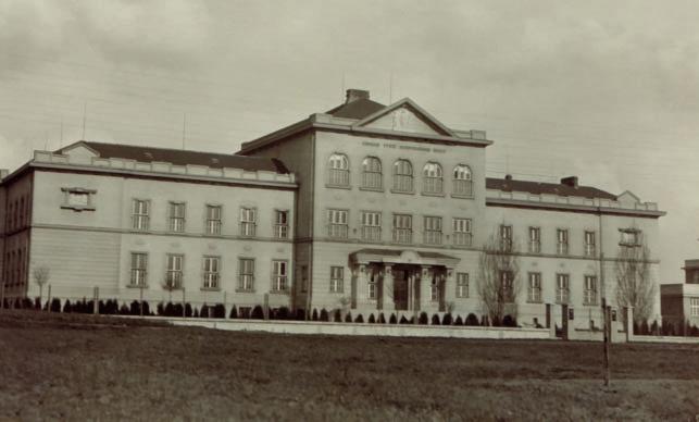 Obr. 3 Posádková nemocnice Klášterní Hradisko v 19. století. Fig. 3. Garrison hospital Klášterní Hradisko in the 19th century. ho předměstí Černovír a od r.