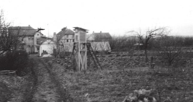 Obr. 5 Klimatologická manuální stanice v areálu Státní výzkumné stanice zemědělské ve Slavoníně z roku 1946. Fig. 5. Climatological manual station in the grounds of the StateRresearch Agricultural station in Slavonín from the year 1946.