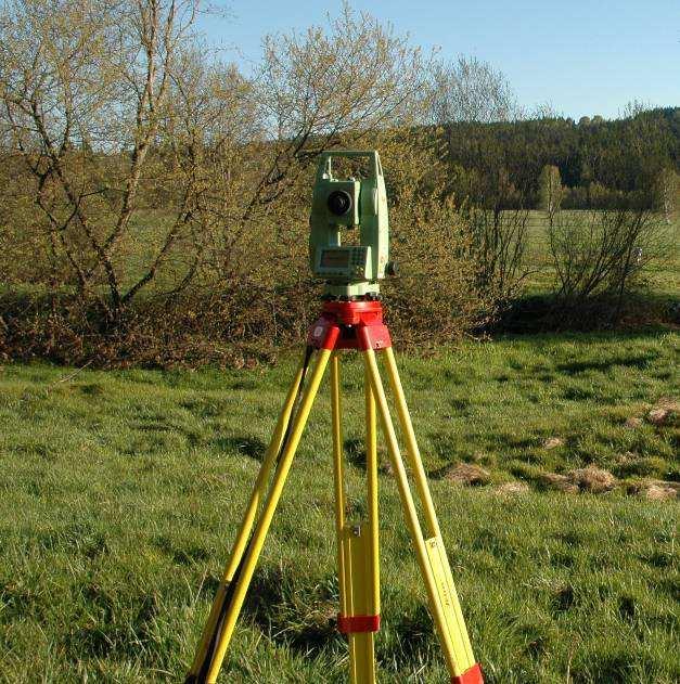 ČÁST A: TEORETICKÉ POZNATKY A METODICKÉ POSTUPY který stejně jako výše zmíněná novější stanice umožňuje v kombinaci s geografickou GPS Leica GS20 a systémem CZEPOS měřit v režimu jak