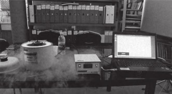 Obr. 5: Mražení v akci. Vzorky spermatu jsou vlevo v malé černé nádobce v kontejneru naplněném tekutým dusíkem. Rychlost mražení kontroluje počítač. vání.