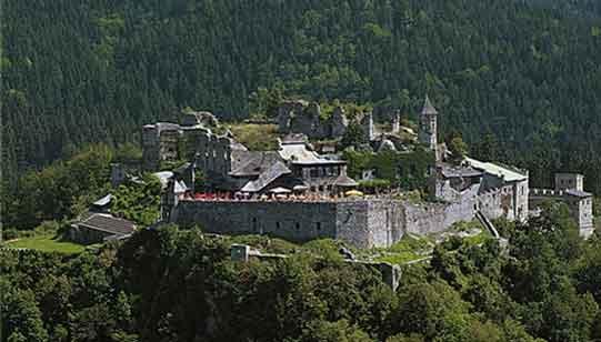 Hrad Landskron s ukázkami cvičených dravců - středověký hrad Lanskron leží v blízkosti
