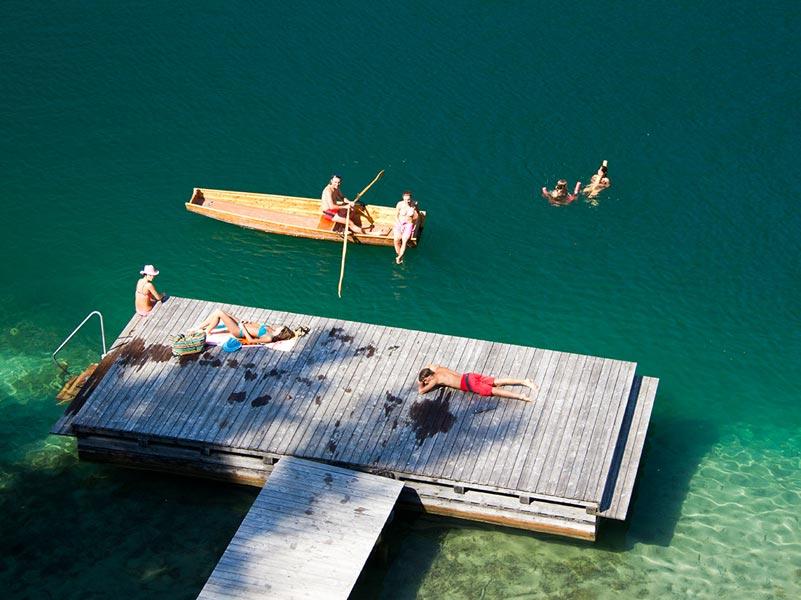 S Korutanskou kartou vstup zdarma. Pláž u jezera Weissensee, východní břeh, Mösel Přírodní pláž u jezera Weissensee.