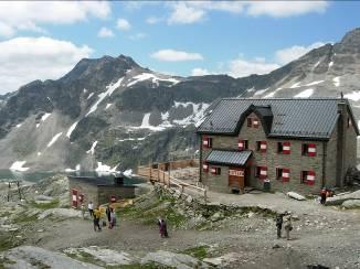 Hütte možnost občerstvení Horní stanice lanovky (restaurace Eissee) Duisburger Hütte ca 30 40 minut Duisburger Hütte dolní stanice kabinkové lanovky ca 40 45 minut b) k dolní