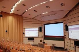 Přednáškové sály Kvalitní projekce a na více ploch nezávisle Kvalitní ozvučení Více kamer a více možností snímání zvuku Dostatečně dimenzované