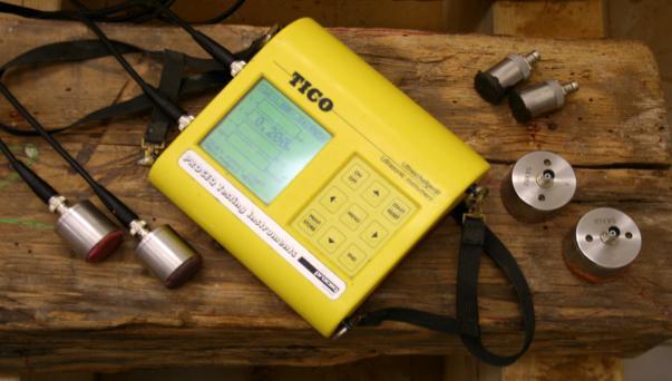 přístroje a pouţitých sondách. Mezi nejpouţívanější ultrazvukové přístroje patří Arborsonic Decay Detector, Sylvatest, Fakopp a Tico.