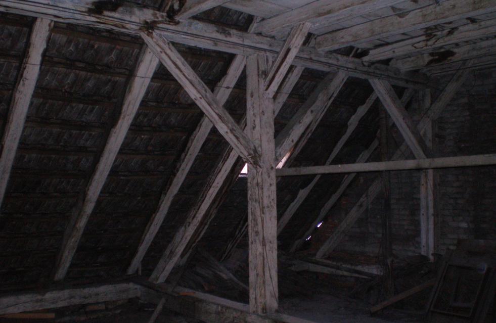 7.3 Konstrukce krovů 7.3.1 Popis krovu budovy A Krov v uličním křídle je vaznicové soustavy, podepřen sloupky stojatých stolic, se šikmými vzpěrami.