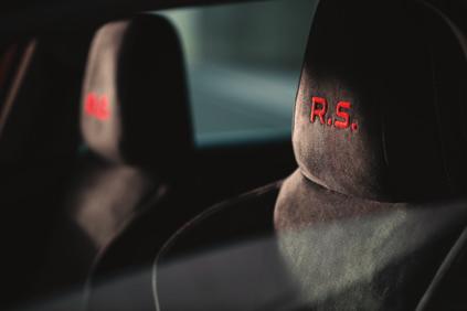 Červené ozdobné prvky priťahujú pozornosť a prebúdzajú túžbu usadiť sa za volant.