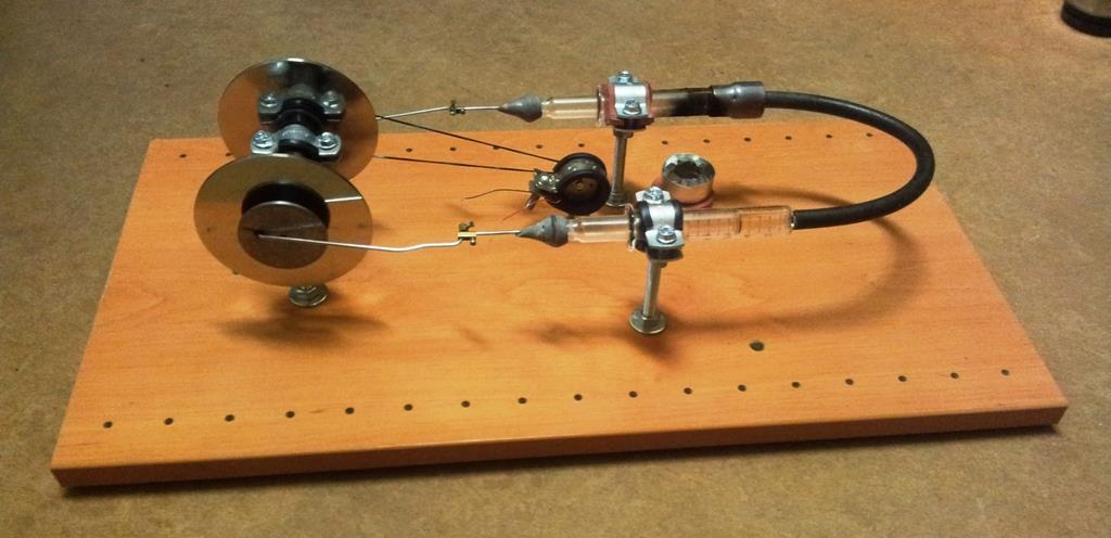 MODEL STIRLINGOVA MOTORU THE MODEL STIRLING ENGINE VLADIMÍR KABRT Resumé Článek popisuje výrobu a funkci modelu Stirlingova motoru.