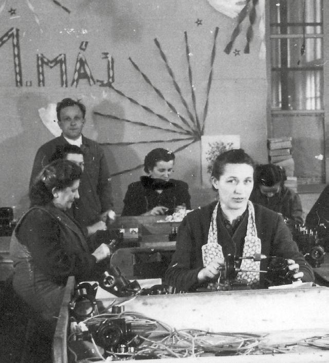 ELEKTRO-PRAGA 17 02 03 V Písku byl v roce 1952 zřízen nový závod na výrobu pojistkového materiálu a