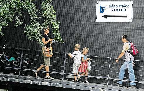 rekvalifikační kurzy nebo poradenství. Na vše zmíněné máte nárok, pokud jste se právě ocitli na úřadu práce.