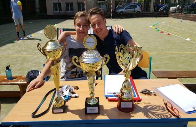 Školní turnaj v mini házené 1. stupně O putovní pohár ředitelky školy V pátek 15. 6. 2018 za krásného slunného počasí proběhl turnaj našich malých házenkářů.