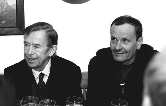 Stálým hostem v roce 2016 byla opětovně skupina formovaná kolem surrealistického časopisu Analogon s vlastní divadelní revue Večer Analogonu.