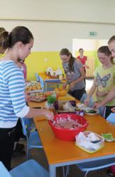 Cestou jsme vydatně posvačili, abychom nedělali chutě zvířátkům. Venku na nás čekala paní Šedivá, která nás zavedla k chovu selátek a prasat.