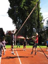 V zimních měsících se scházíme jednou týdně ke společným tréninkům v tělocvičně ZŠ Rudník, v letních měsících využíváme venkovní kurt za hospůdkou U Kellerů.