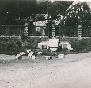 KRONIKA PÁTRÁNÍ PO PLAČÍCÍ DÍVCE Dnes už asi málokdo ví, že před pivovarem stával místo informační tabule monumentální kamenný kříž Tampelkreuz. Stál totiž uprostřed tzv.
