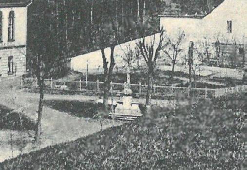 K hlavnímu podstavci přiléhají dva postranní podstavce, které nesou čtyřhranné kamenné vázy. Pod obrazem plačící dívky je nápis: W.R.M.L. 1765. Na zadní straně kamenného bloku je: Ren.