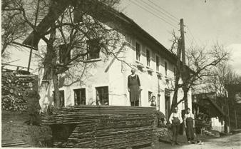 KRONIKA BOLKOVSKÉ FOCENÍ V roce 1928 procházel Heřmanovými Sejfy hostinský fotograf Emanuel Walter a na zakázku fotografoval zdejší domy a jejich obyvatele.