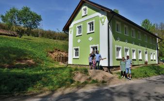 Přitom fotografovi Jindřichu Hradilovi s chutí před svými příbytky zapózovali majitelé třiceti nemovitostí.