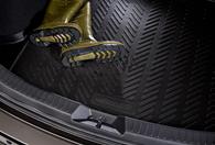 19 VANA ZAVAZADLOVÉHO PROSTORU Praktická vana zavazadlového prostoru s logem Mazda3 brání