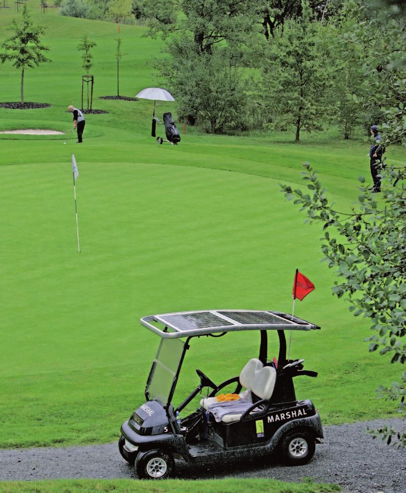 snad každý Golfista zažil utrpení Pěti a vícehodinových turnajů. čekání na ránu, kdy pohled na hráče dohadující Se na greenu o dosaženém VýSledku nutí zařvat.