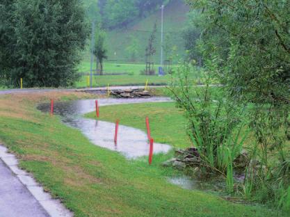 že mokrá tráva na greenu bude držet míč na přímější linii, to znamená, že vám míč tolik nesteče.