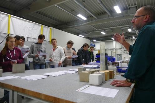 Zaměření semináře bylo obdobné jako v předchozím roce, studenti během dvouhodinového semináře získali informace o možnostech studia na Fakultě stavební, seznámili se s laboratořemi Centra AdMaS a