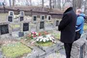 Násilným překonáním vrat do dvora získal pachatel přístup do celého domu.