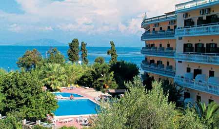 KORFU 30 Benitses 31 POTAMAKI *** Hezký hotel s příjemnou atmosférou v centru letoviska Benitses, obklopený zahradou, odděluje od menší pláže jen
