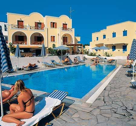 SANTORINI 34 Kamari 35 AEGEAN PLAZA **** Oblíbený, pečlivě upravený hotel je postaven v tradičním ostrovním stylu a leží jen sto metrů od pláže v letovisku Kamari.