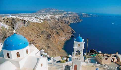 SANTORINI 34 SANTORINI Bájná Atlantida Ty nejkrásnější pohlednice z Řecka s jiskřivě svítivými bílými fasádami a modrými kopulovitými střechami, s azurovým mořem a romantickým západem slunce