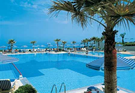 KRÉTA 20 Rethymno 21 GRECOTEL CRETA PALACE ***** Další luxusní hotel řetězce Grecotel Creta Palace byl postaven v moderním stylu s využitím tradičních řeckých stavebních