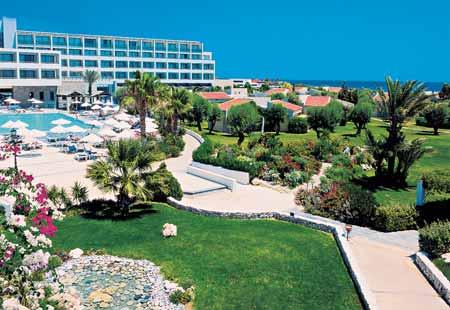 RHODOS 22 Faliraki 23 GRECOTEL RHODOS ROYAL **** Grecotel Rhodos Royal ve Faliraki se rozkládá u krásné smíšené písčité a oblázkové pláže, místy s kamenitým vstupem do vody.