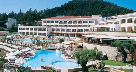 CHALKIDIKI 26 Kallithea 27 AEGEAN MELATHRON ***** Hotel se nachází na výběžku Kassandra, asi 3 kilometry od známého letoviska Kallithea.