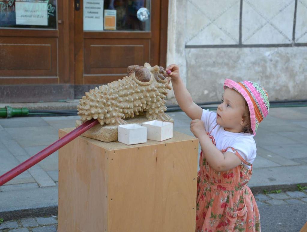 Výtvarná dílna ATM je zaměřena na profesní růst našich absolventů, kteří díky tomuto zaměstnání mohou sbírat zkušenosti z větších i menších výtvarných zakázek jako jsou sochy pro zahradu, originální